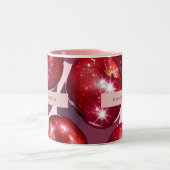 Personalized Sparkling Red Apple Pink Background Tweekleurige Koffiemok (Center)