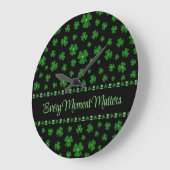 Personalized St. Patrick’s Day Shamrock on Black Grote Klok (Hoek)