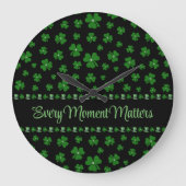 Personalized St. Patrick’s Day Shamrock on Black Grote Klok (Voorkant)