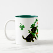 PErsonalized St. Patrick's Day Black Labrador Tweekleurige Koffiemok (Links)