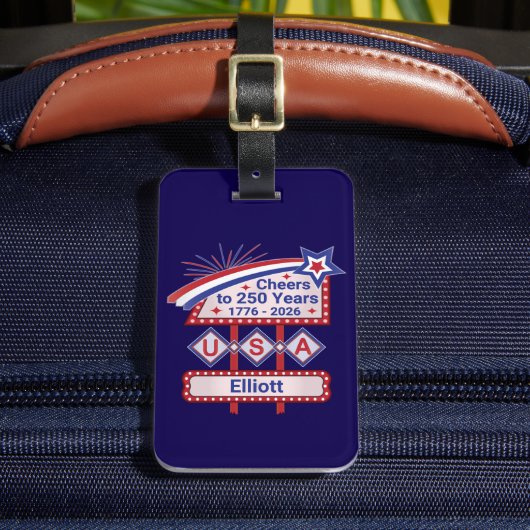 Personalized USA 250–Patriotic Retro Marquee Bagagelabel (Voorkant Insitu 2)