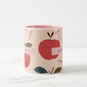 Personalized Whimsical Red Apple Harvest Tweekleurige Koffiemok (Center)