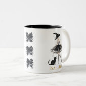 Personalized Witch & Black Cat Mug with Gothic Bow Tweekleurige Koffiemok (Voorkant rechts)