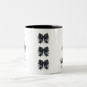 Personalized Witch & Black Cat Mug with Gothic Bow Tweekleurige Koffiemok (Center)