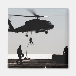 Personeel snel-touw uit een SH-60F Magneet