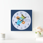 Personeel vliegtuig dat een vliegwandklok laat val vierkante klok (Huis)