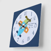 Personeel vliegtuig dat een vliegwandklok laat val vierkante klok (Hoek)