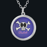 Personeelsbeenderen Cute Skull en Crossbones Zilver Vergulden Ketting<br><div class="desc">Koel,  schattig en grappig beeld van de schedel en de kruisgraten. Een witte schedel met grote zwarte ogen en lange witte tanden. Personaliseer met een naam in een roze girale doopvont.</div>