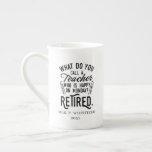 Personeelsformatie Opleiding in ruste Porselein Kop<br><div class="desc">Grappig gepensioneerd leraar gezegde dat perfect is voor het cadeau voor je favoriete collega die een goed gevoel voor humor heeft. Het gezegde op dit moderne cadeau voor gepensioneerden zegt: "Hoe noem je een leraar die gelukkig is op maandag? Gepensioneerd." Voeg de naam van de leraar en het jaar van...</div>