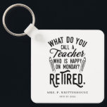 Personeelsformatie Opleiding in ruste Sleutelhanger<br><div class="desc">Grappig gezegde voor gepensioneerde docenten dat ideaal is voor het afscheidscadeau voor je favoriete collega die een goed gevoel voor humor heeft. Het gezegde op dit geschenk voor gepensioneerden zegt: "Hoe noem je een leraar die op maandag gelukkig is? Gepensioneerd." Voeg de naam en de datum van pensionering van de...</div>