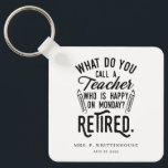 Personeelsformatie Opleiding in ruste Sleutelhanger<br><div class="desc">Grappig gezegde voor gepensioneerde docenten dat ideaal is voor het afscheidscadeau voor je favoriete collega die een goed gevoel voor humor heeft. Het gezegde op dit geschenk voor gepensioneerden zegt: "Hoe noem je een leraar die op maandag gelukkig is? Gepensioneerd." Voeg de naam en de datum van pensionering van de...</div>