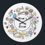 Personeelsklok voor Craft Room Grote Klok<br><div class="desc">Geef mam een unieke gave voor Moederdag of haar verjaardag met deze gepersonaliseerde klok voor haar ambachtelijke ruimte of naaigkamer.</div>