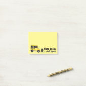 Personeelsonderwijs op de Gele School Bus Post-it® Notes (Op bureau)