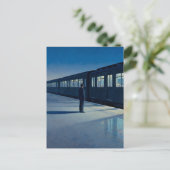 Persoon bij het oude treinstation briefkaart (Staand voorkant)