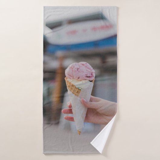 Persoon die aardbeienijs bevat badhanddoek (Badhanddoek)
