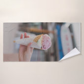 Persoon die aardbeienijs bevat badhanddoek (Badhanddoek)