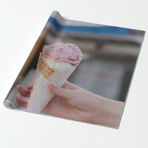 Persoon die aardbeienijs bevat cadeaupapier