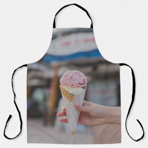 Persoon die aardbeienijs bevat schort