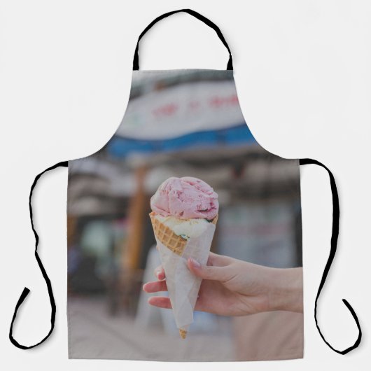 Persoon die aardbeienijs bevat schort (Voorkant)
