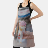 Persoon die aardbeienijs bevat schort (Insitu)