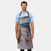 Persoon die aardbeienijs bevat schort (Gedragen)