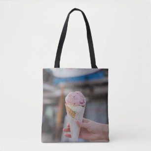 Persoon die aardbeienijs bevat tote bag