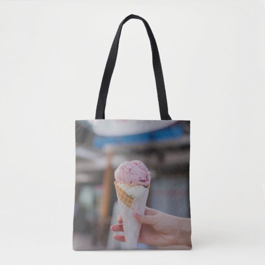 Persoon die aardbeienijs bevat tote bag (Voorkant)