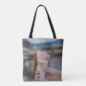 Persoon die aardbeienijs bevat tote bag (Achterkant)