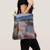 Persoon die aardbeienijs bevat tote bag (Dichtbij)