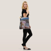 Persoon die aardbeienijs bevat tote bag (Op model)