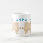 Persoon die beide handen in de viering van de moji koffiemok (Center)