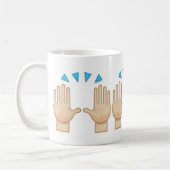 Persoon die beide handen in de viering van de moji koffiemok (Links)