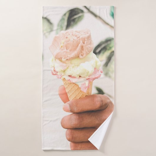 Persoon die consumptie-ijs bevat met drie aroma's badhanddoek (Badhanddoek)
