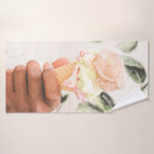Persoon die consumptie-ijs bevat met drie aroma's badhanddoek (Badhanddoek)