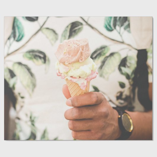 Persoon die consumptie-ijs bevat met drie aroma's  cadeaupapier (Vlak)