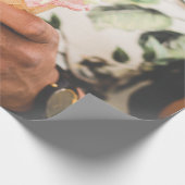 Persoon die consumptie-ijs bevat met drie aroma's  cadeaupapier (Hoek)