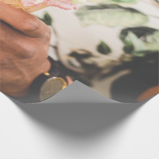 Persoon die consumptie-ijs bevat met drie aroma's  cadeaupapier (Hoek)