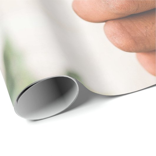 Persoon die consumptie-ijs bevat met drie aroma's  cadeaupapier (Rol Hoek)