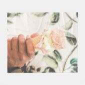 Persoon die consumptie-ijs bevat met drie aroma's  fleece deken (Voorkant (Horizontaal))