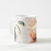 Persoon die consumptie-ijs bevat met drie aroma's  koffiemok (Voorkant links)