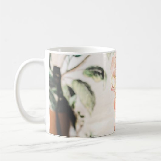 Persoon die consumptie-ijs bevat met drie aroma's  koffiemok (Links)