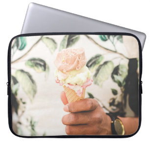 Persoon die consumptie-ijs bevat met drie aroma's laptop sleeve