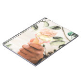 Persoon die consumptie-ijs bevat met drie aroma's  notitieboek (Linkerzijde)