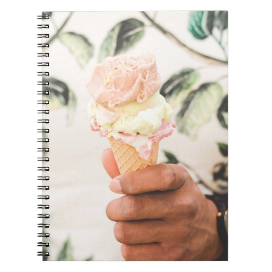 Persoon die consumptie-ijs bevat met drie aroma's  notitieboek (Voorkant)