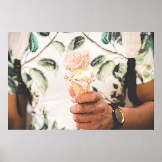 Persoon die consumptie-ijs bevat met drie aroma's poster (Voorkant)