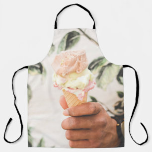 Persoon die consumptie-ijs bevat met drie aroma's schort