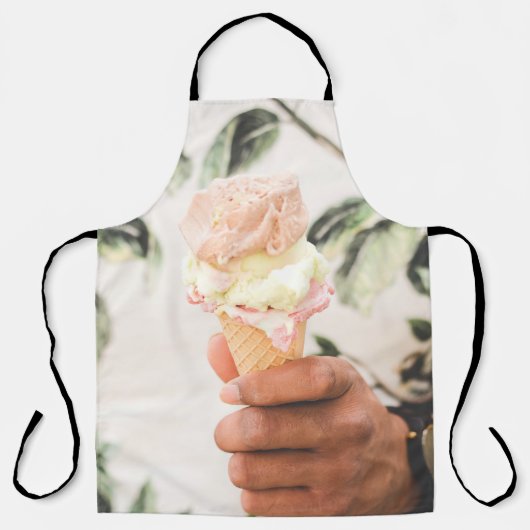 Persoon die consumptie-ijs bevat met drie aroma's schort (Voorkant)