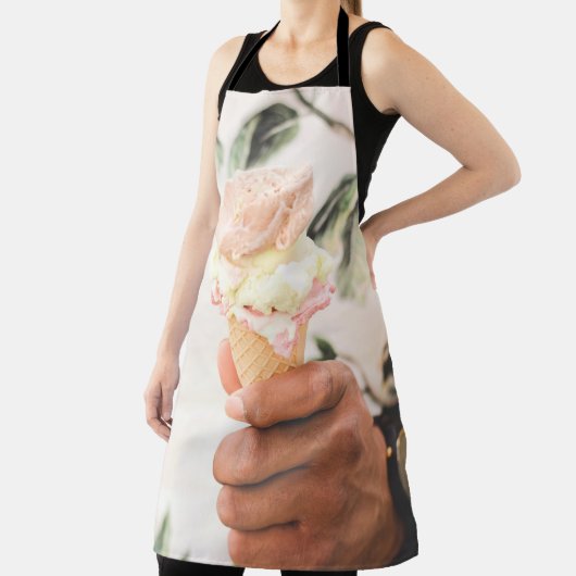 Persoon die consumptie-ijs bevat met drie aroma's  schort (Insitu)