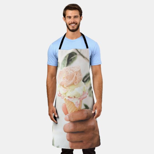 Persoon die consumptie-ijs bevat met drie aroma's schort (Gedragen)
