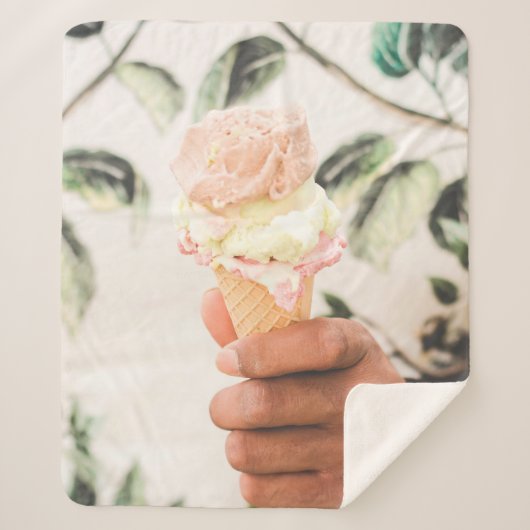 Persoon die consumptie-ijs bevat met drie aroma's  sherpa deken (Voorkant)